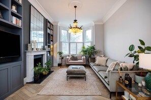 Fernseher, Kamin, Arbeitsbereiche