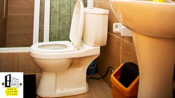 Chuveiro, produtos de toalete biodegradáveis, toalhas de banho, sabonete