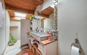 Shower, hair dryer - 3 bedroom nice home in Sommières (Sommières)