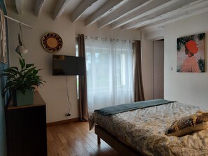 4 bedrooms, desk, free WiFi, bed sheets - Countryside Retreat with Pool, Spa, Near Chartres – Sleeps 12 (Bailleau-l'Évêque)