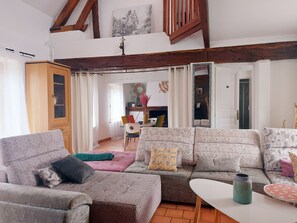 テレビ、暖炉、テーブルサッカー台