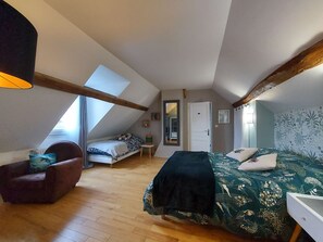 4 bedrooms, desk, free WiFi, bed sheets