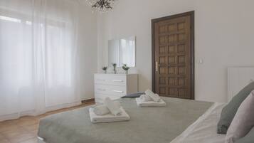 4 chambres, coffres-forts dans les chambres, bureau