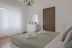 4 soverom, safe på rommet, skrivebord og strykejern/-brett