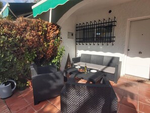 Outdoor dining - Charming Beach Townhouse with Pool - Close to Marbella Promenade (Marbella)