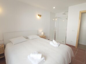 2 bedrooms, free WiFi - Charming Beach Townhouse with Pool - Close to Marbella Promenade (Marbella)