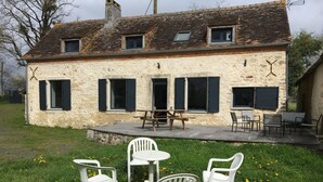 Outdoor dining - Charming Countryside Farmhouse with Garden, Terrace & Spacious Rooms (Avessé)