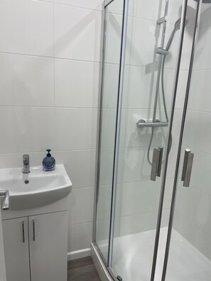 Estúdio | Banheiro | Chuveiro, secador de cabelo, toalhas de banho