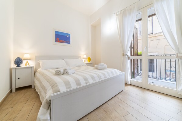 1 habitación, tabla de planchar con plancha, cuna de viaje y wifi 