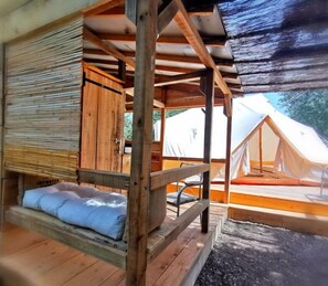1 bedroom, bed sheets