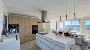 Private kitchen - Modern villa with pool and air conditioning (Cavalaire-sur-Mer)