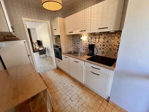 Fridge, microwave, oven, stovetop - 4-room apartment for 6 people, close to beach, parking (Cavalaire-sur-Mer)