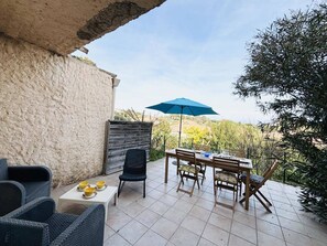 Outdoor dining - Charming 3-Room Apartment in Lumio with Terrace and Parking, 1km from Beach (Lumio)