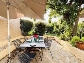 Outdoor dining - Ground Floor Apartment, 3 Rooms, 2 Terraces, 100m from Beach, A/C, Parking, WiFi Optional (Lumio)