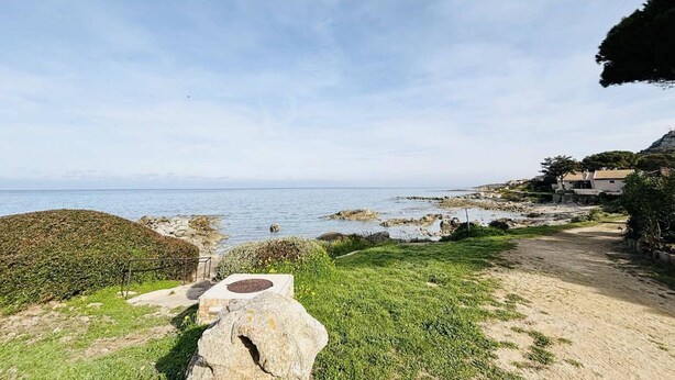 A coastal path with a clear view of the sea, a grassy area, and a building in the background. - Ground Floor Apartment, 3 Rooms, 2 Terraces, 100m from Beach, A/C, Parking, WiFi Optional (Lumio)