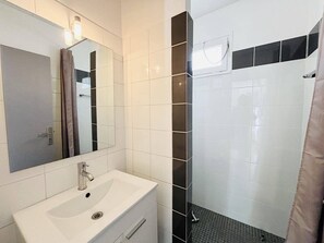 Towels - Ground Floor Apartment, 3 Rooms, 2 Terraces, 100m from Beach, A/C, Parking, WiFi Optional (Lumio)