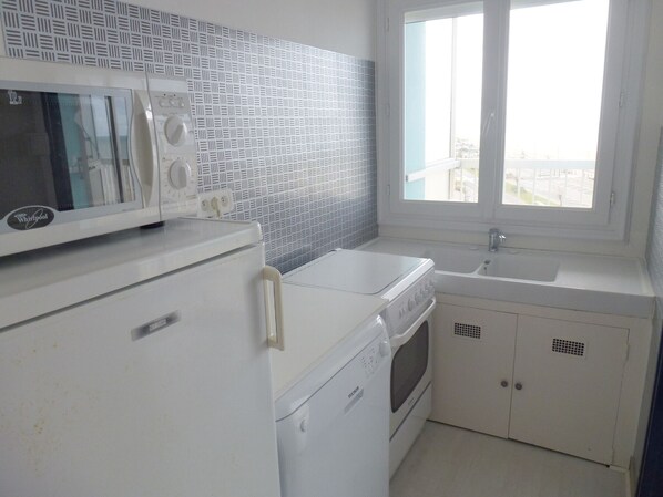 Réfrigérateur, four à micro-ondes, un four, surface de cuisson