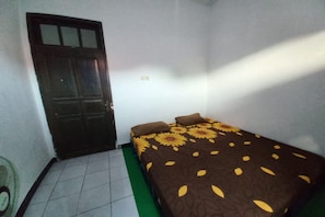 Basic Double Room | Free WiFi, bed sheets - Hotel O Home Stay Syariah Habibie (Pelabuhan Ratu)