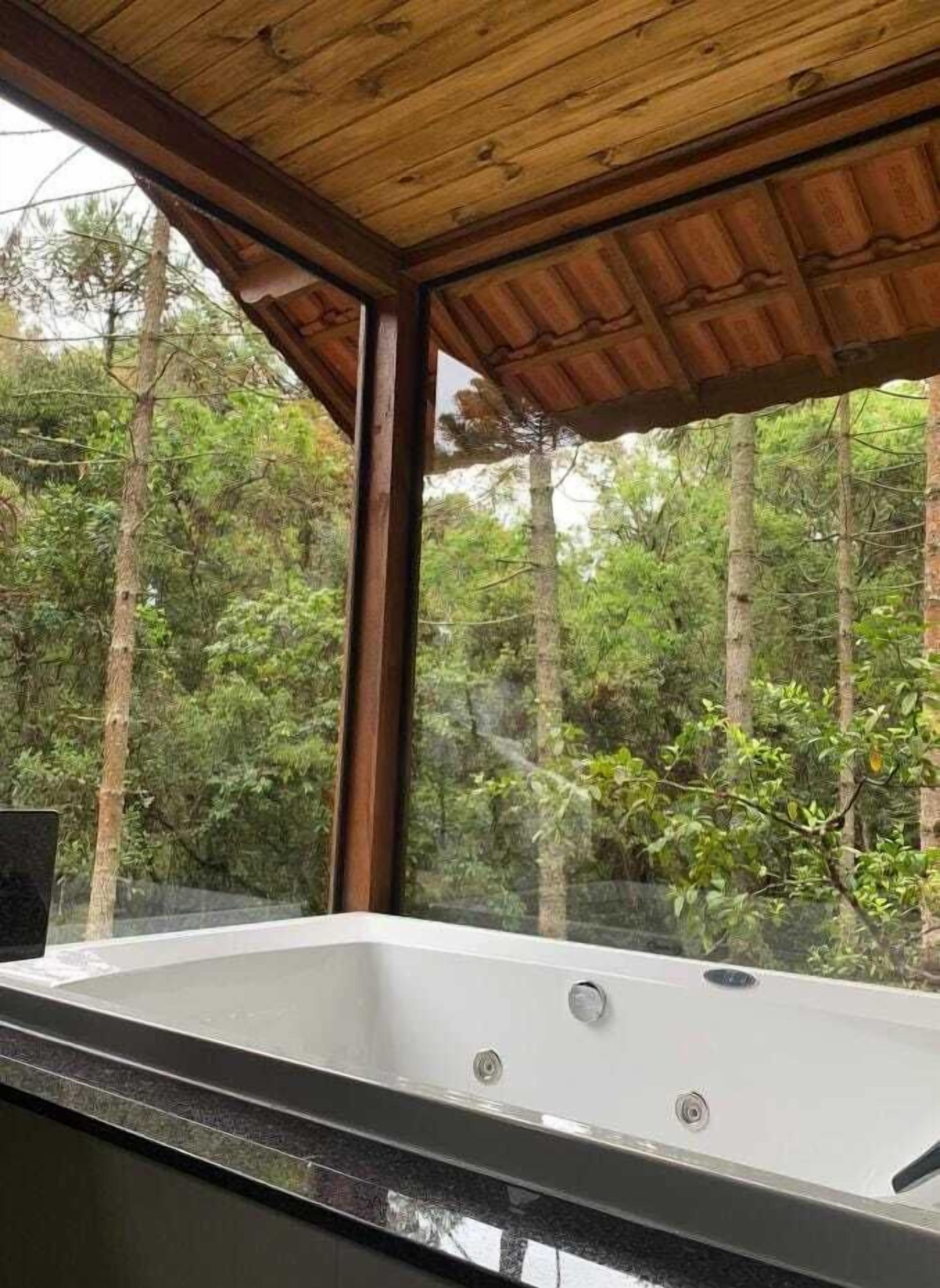 Luxury Chalet | Bathroom | Soap, shampoo, toilet paper