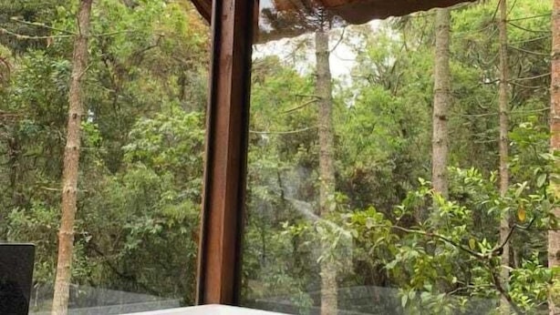 A bathroom with a large window, a wooden ceiling, and a bathtub. - MD LUAR DA MONTANHA (Camanducaia)