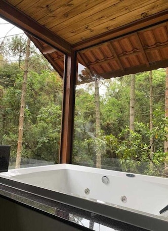 Luxury Chalet | Bathroom | Soap, shampoo, toilet paper