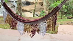 A hammock under a wooden roof with a hanging lantern, overlooking a natural landscape with rocks and trees. - MD LUAR DA MONTANHA (Camanducaia)