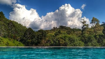 Hồ bơi ngoài trời, ghế dài tắm nắng