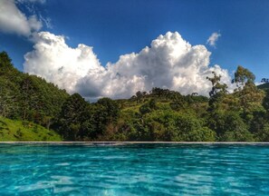 Piscine extérieure, chaises longues