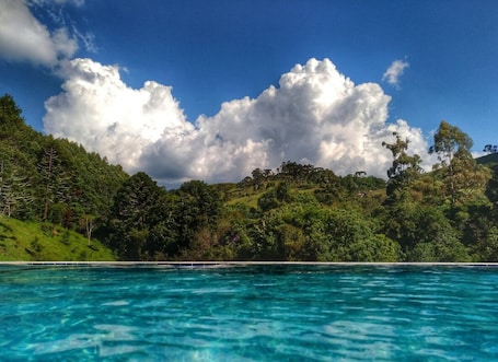 Alberca al aire libre y camastros