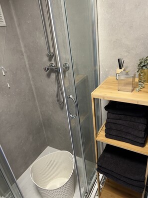 Douche, articles de toilette gratuits, serviettes fournies, savon