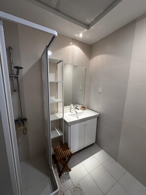 Apartment | Bathroom - Charming and Cozy Apartment in Dubai Available now (Dubai)