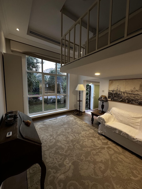 Interior - Charming and Cozy Apartment in Dubai Available now (Dubai)