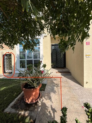 Terrace/patio - Charming and Cozy Apartment in Dubai Available now (Dubai)