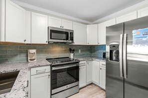 Refrigerador, microondas, horno y parrilla de estufa