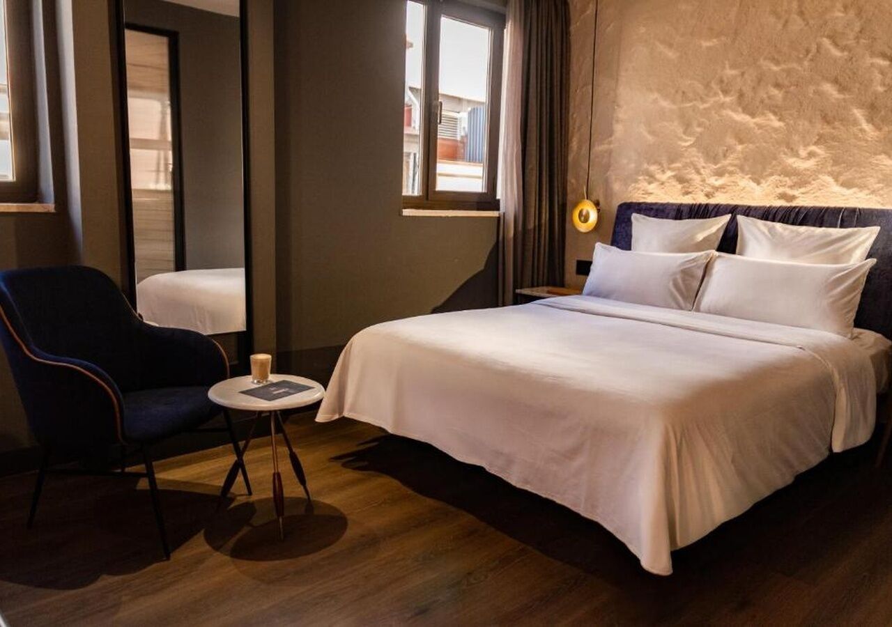 Ylelliset vuodevaatteet, untuvapeitot, tallelokero huoneessa, työpöytä