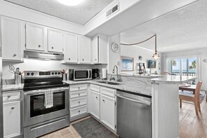 冷蔵庫、電子レンジ、オーブン、コンロ