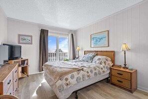 3 bedrooms, WiFi, bed sheets - Pelican's Watch Unit 102 - Oceanfront (Myrtle Beach)