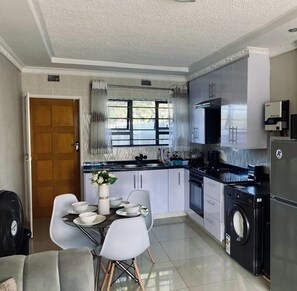 Casa | Cozinha privada | Geladeira, micro-ondas, fogão, cooktop