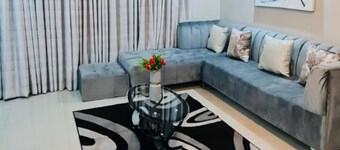 Emerald Suite Sleeps 6 With Free Parking