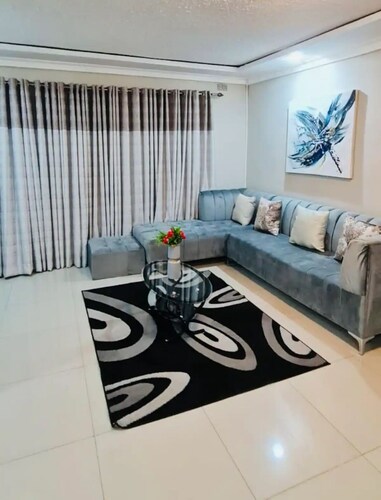 Emerald Suite Sleeps 6 With Free Parking