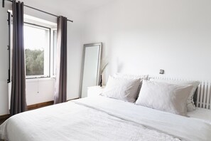 3 chambres, chambres insonorisées, fer et planche à repasser
