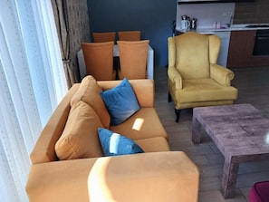 Family Apartment | Ruang tamu | 32 inci televisyen skrin rata dengan satelit