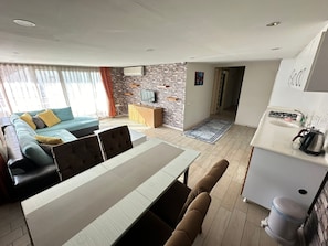 Standard-Apartment, 2 Schlafzimmer | Wohnbereich