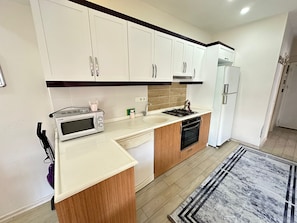 Family Apartment | Dapur peribadi | Peti sejuk/penyejuk beku saiz penuh, dapur, mesin basuh pinggan mangkuk