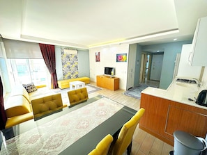 Appartement Standard | Aire de séjour | Téléviseur à écran plat de 32 po avec télévision par satellite