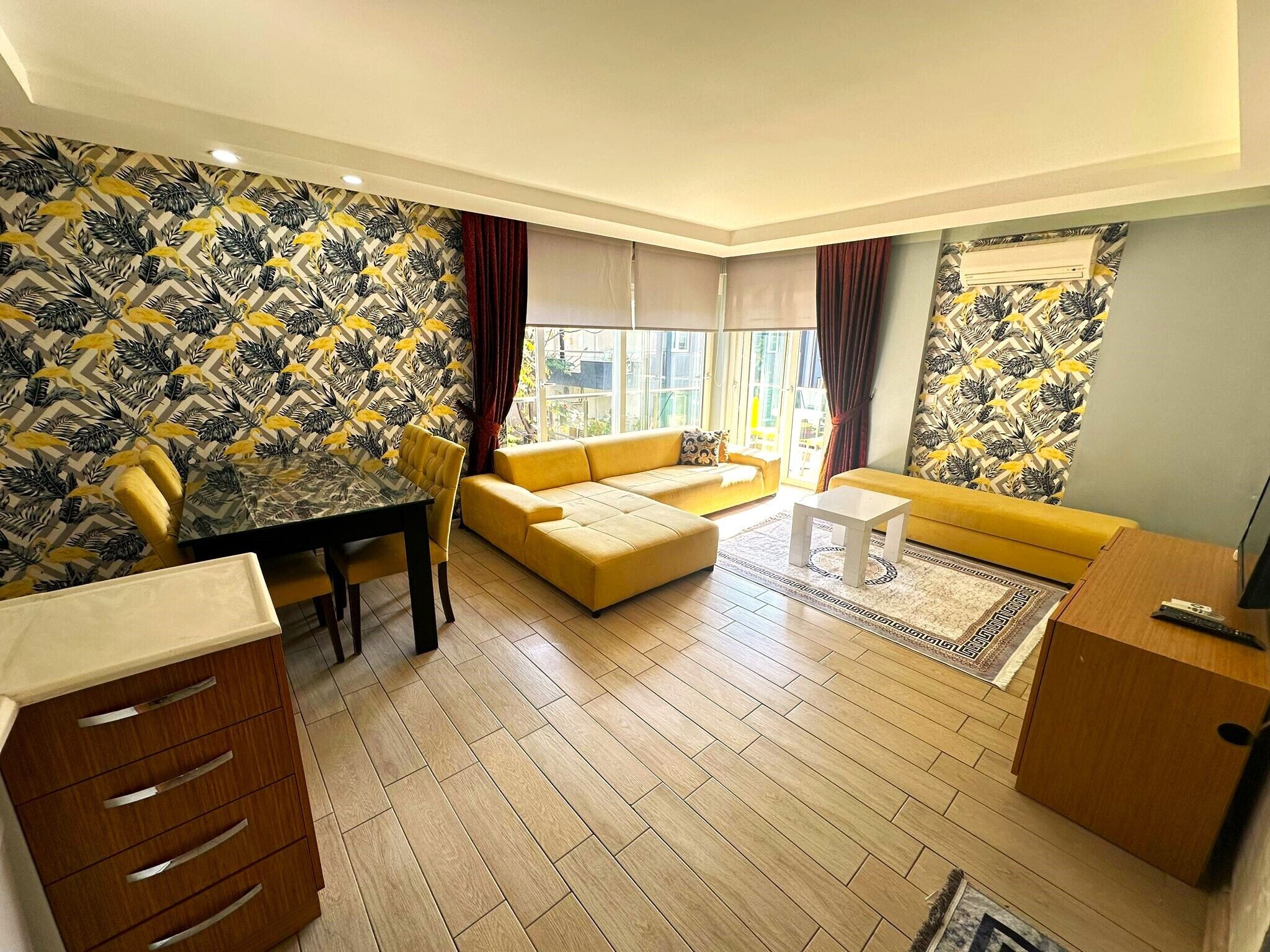 스탠다드 아파트 | 거실 공간 | 위성 채널 시청이 가능한 32인치 평면 TV