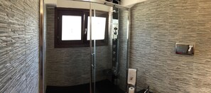 Een douche, een haardroger, een bidet, handdoeken