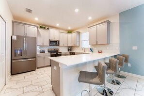 Kjøleskap, mikrobølgeovn, ovn og kokeplater