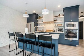 Fridge, microwave, oven, stovetop - The George and Evelyn on 8th, George 201 (Holland)