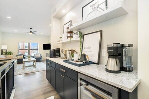 Fridge, microwave, oven, stovetop - The George and Evelyn on 8th, George 201 (Holland)